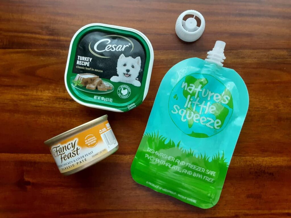 TrainingPouchWithPetFood training pouch with two types of pet food